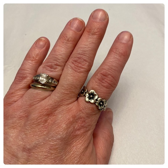 Flower ring - Picture 2 of 3